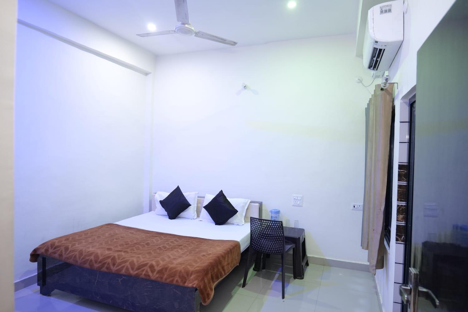אורצ'ה Hotel Jaanvi מראה חיצוני תמונה