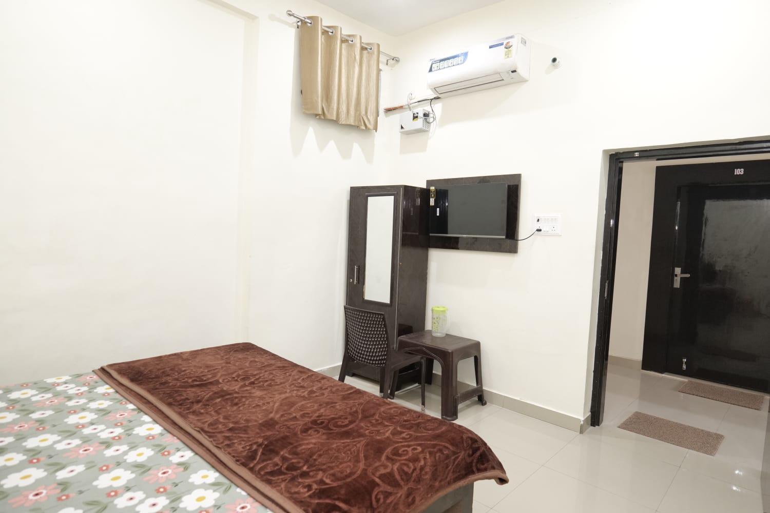 אורצ'ה Hotel Jaanvi מראה חיצוני תמונה