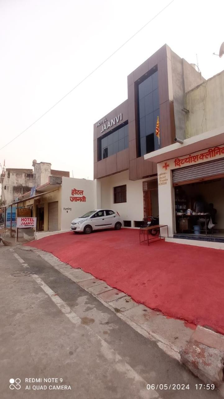 אורצ'ה Hotel Jaanvi מראה חיצוני תמונה