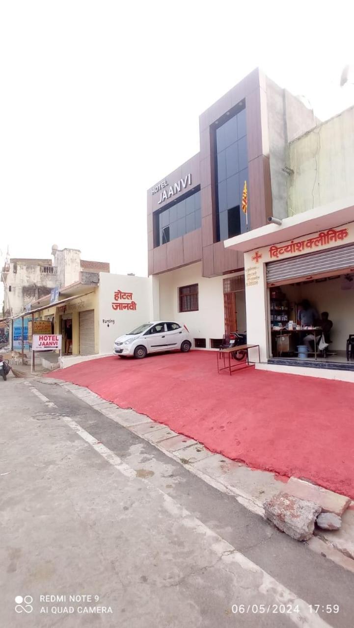 אורצ'ה Hotel Jaanvi מראה חיצוני תמונה