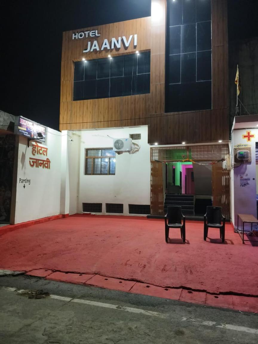 אורצ'ה Hotel Jaanvi מראה חיצוני תמונה